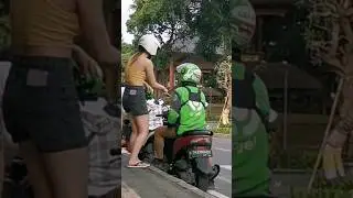 Bule naik gojek di Ubud