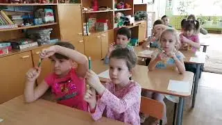 Правильный захват карандаша — залог красивого почерка.