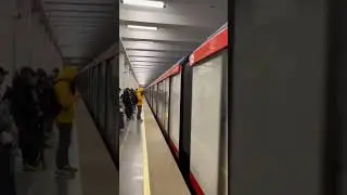 Метропоезд "Москва-2024" отправляется от станция метро Каширская. #метро #зл #shorts