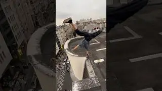 Équilibre à une main au bord du vide 