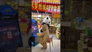 парень в костюме панды смешно убегает 
