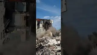 Моментальное обрушение стены!