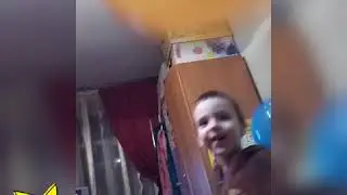 Котька играет воздушными шариками