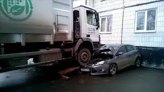 Мусорка раздавила форд..Кемерово