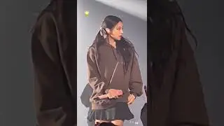Not Lisa checking Jennie out during the concert🤭 