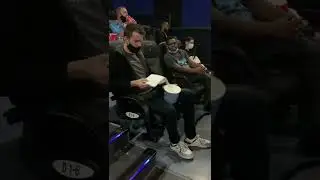 Un noir très impressionné par la magie d'un sorcier blanc