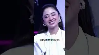 Dewi Perssik full senyum waktu diroasting heheh 😂 