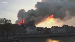 В соборе Парижской богоматери бушует пожар.