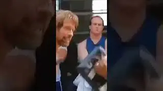 Чак Норрис крутой взгляд.
