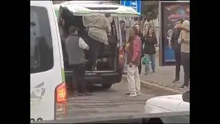 Pasajeros del Tuzobús tienen que bajar por atrás al atorarse puerta