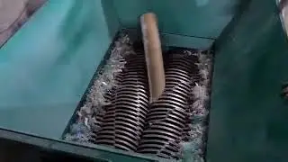 Шредер двухвальный на шпулях из картона.