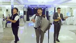 Адамдар Күтіңдер Аңсағаның, Оралар Қарада Тұр