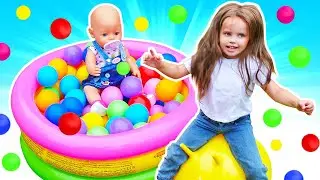 Construyendo un patio de recreo para Lina. Vídeos de juguetes para niños. Maya y Lina.