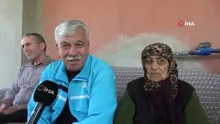 91 yaşındaki annesine bebek gibi bakıyor