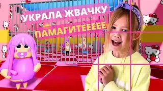 ПОБЕГ от ДОЧКИ БАРРИ / УКРАЛА ЖВАЧКУ / УЧУ ИГРАТЬ МАМУ / РОБЛОКС / ЖЕНА БАРРИ
