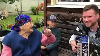 Матушка с любимым гармонистом с Иваном Пивоваровым на завалинке в с  Даньшино
