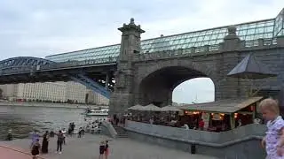 Парк Горького. На Пушкинской набережной бесплатные мастер-классы по танцам и танцевальные вечера.