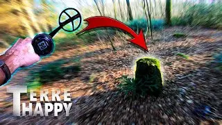 JUSTE à Côté de Cet ÉTRANGE Pierre ! Détection de Métaux - Terre Happy