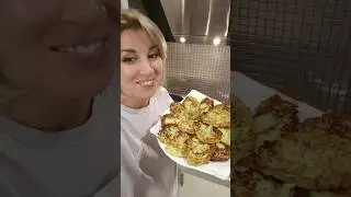 Кабачковые оладьи с секретным ингредиентом. Пальчики оближешь 😋 #анири #оладьиизкабачков