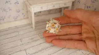 Нежный букет с пионовидными розами сорта Джульетта в масштабе 1/12.