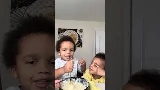 Rome and Reign make pancakes 🥞