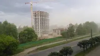 Ветер сдул со строящегося дома мусор и строительные элементы