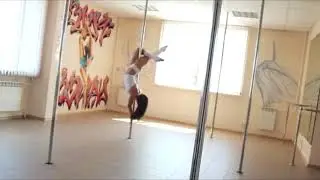 красиво двигается на пилоне