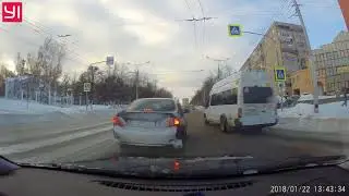 Ошалевший маршрутчик на улице Мичмана Павлова