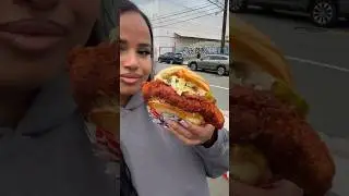 Trying the BEST Fried Chicken Sandwich in L.A 🍗 #howlinrays #friedchicken #foodie #mukbang