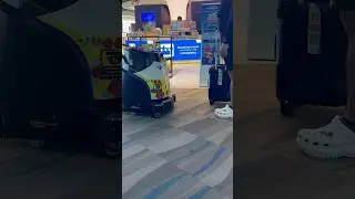 Робот пылесос в аэропорту Пхукета #Пхукет #аэропорт #робот #travelfamily #airport #phuket #robot