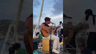 Fuuggg, this was so fun! Loving the vibes of the man next to me 🤩 #singing #cover