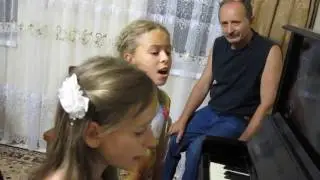 Люба и Марианна поют