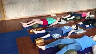 Шавасана с болстером