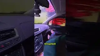 Девушка оказалась в ловушке внутри работающей автомойки.