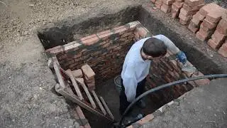 Выкладываю колодец кирпичом, как всегда одной рукой. Часть 2.