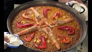 Chef Amadeo cocina una de sus mejores paellas