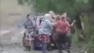БАБЫ ТОЛПОЙ БЬЮТ МУЖИКА!