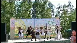 Мальчика, танцевавшего У сцены, взяли НА сцену👍
