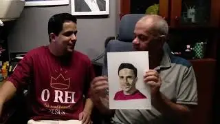 MEU PADRASTO RICARDO MOSTRANDO O DESENHO QUE ELE FEZ DE MIM