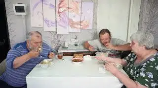 Посмотрите как вкусно кушает за столом эта деревенская семья с аппетитом рыбную запеканку