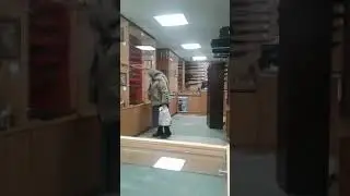 Бабушка пришла в оружейный магазин, чтоб разобраться с ментами. Хочет купить оружие. До чего довели.