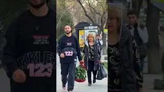 Она ожидала одну розу, а получила букет!!!