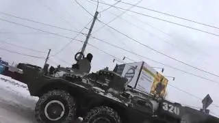 Метель в Курске БТР  вытягивает застрявшие фуры