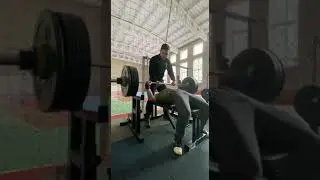 Жму первую сотку в жиме лежа !!!