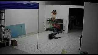 Камера видеонаблюдения запечатлела нападение призрака на девушку