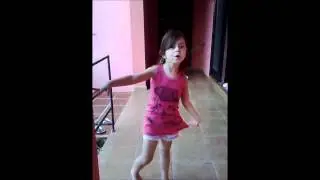 natalia dançando e cantando