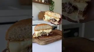 Hambúrguer com queijo empanado #receitas #delicia #burgerrecipe #receita #delicio #food #saboroso