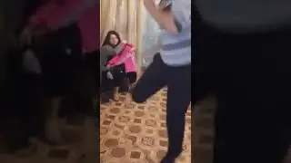 Цыган танцует от души чисто романэс !