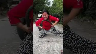 She practices Shaolin Kung Fu and can bend steel bars with her bare hands.#kungfu #shaolin