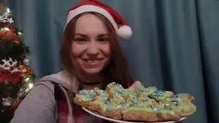 Человек- косяк поздравляет вас с Новым годом и украшает печенье крайне неудачно, но красиво (вроде)